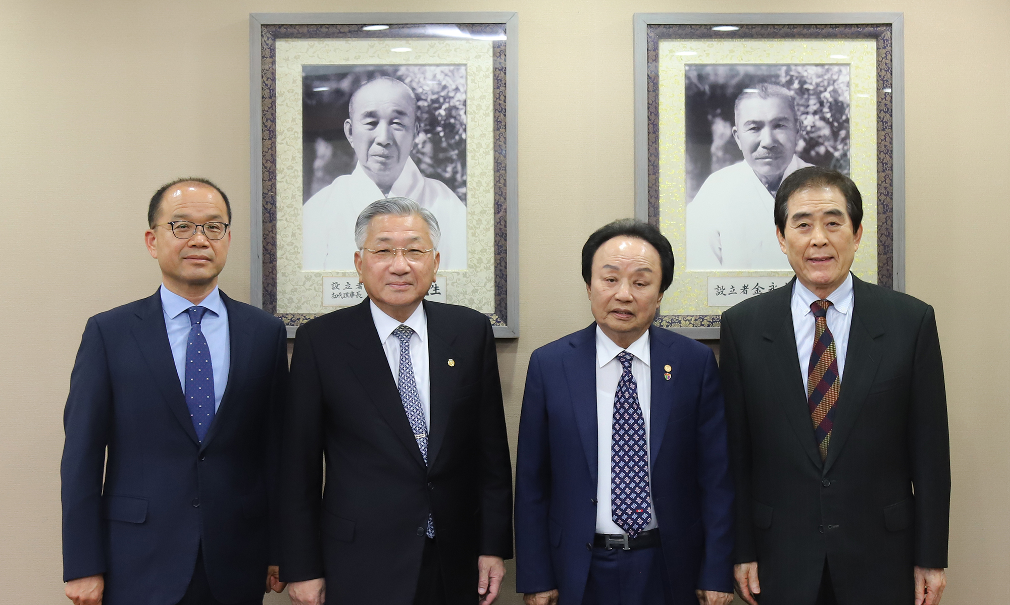 학교법인 청석학원 창학 100주년 기념사업회 오영식(왼쪽 세 번째) 회장이 사재 5,000만원을 출연한 뒤 청석학원 표갑수(왼쪽 네 번째) 이사장, 김윤배(왼쪽 두 번째) 총장, 백승복(왼쪽 첫 번째) 상임이사 등과 기념촬영을 했다.